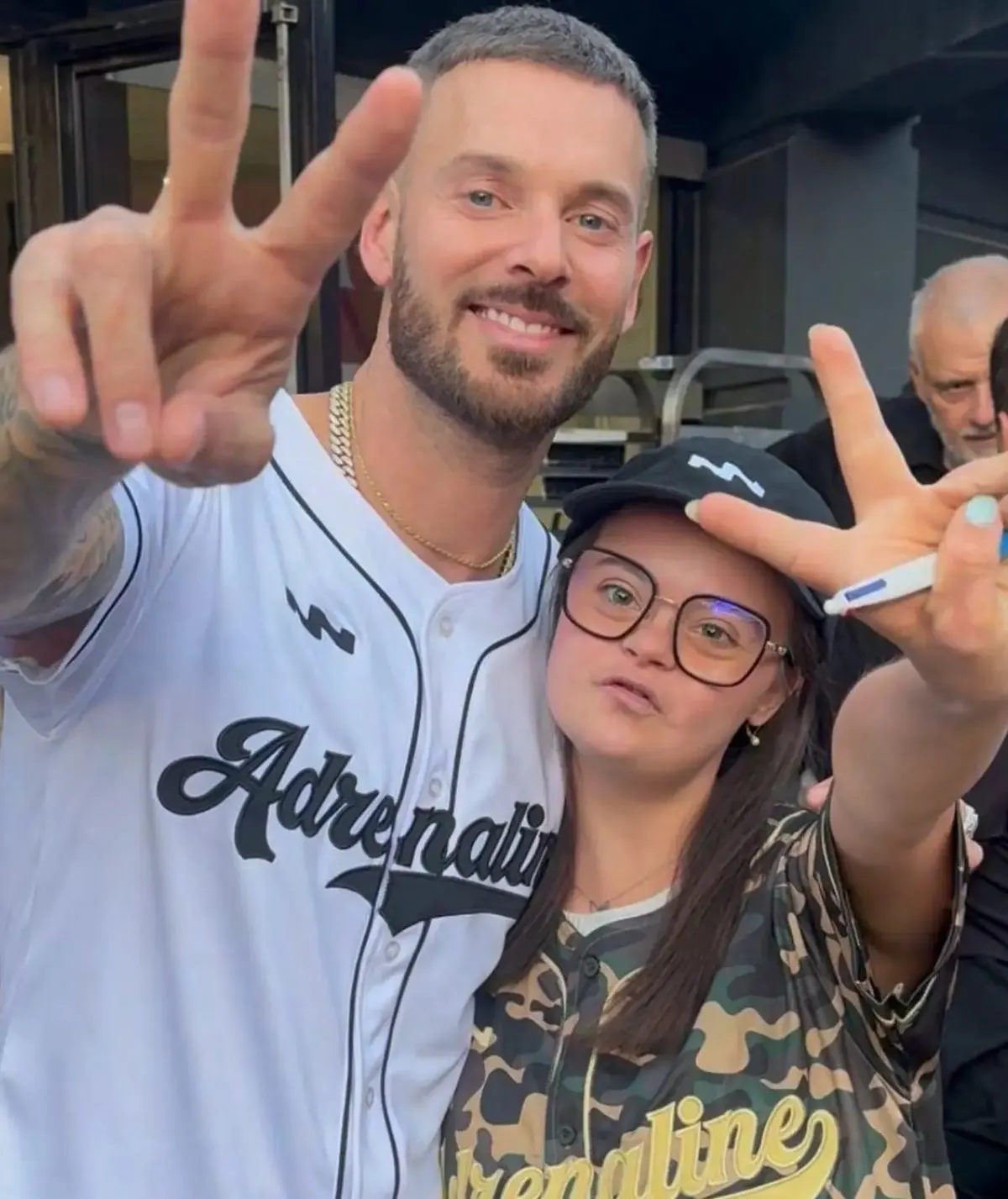 Loéline, tout sourire, fait le signe de la victoire lors d'une rencontre